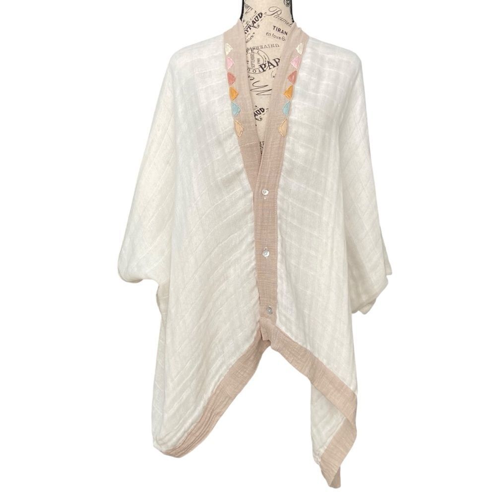 Unmarked Embroidered White and Tan Ponchoβin Size OS